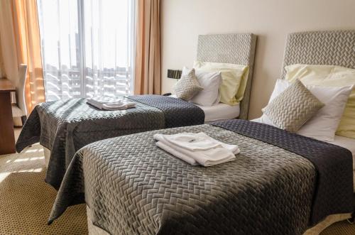 洛可可酒店客房内的一张或多张床位