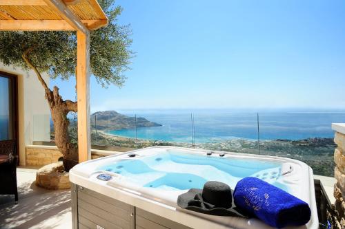 普拉基亚斯Stefanos Village Hotel的海景按摩浴缸