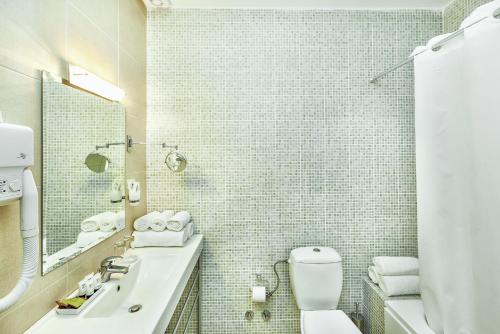 波塞蒂Xenios Possidi Paradise Hotel的一间带卫生间和水槽的浴室