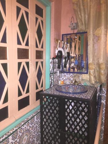 马拉喀什ALMARKAB Riad的一间设有桌子和门墙的房间