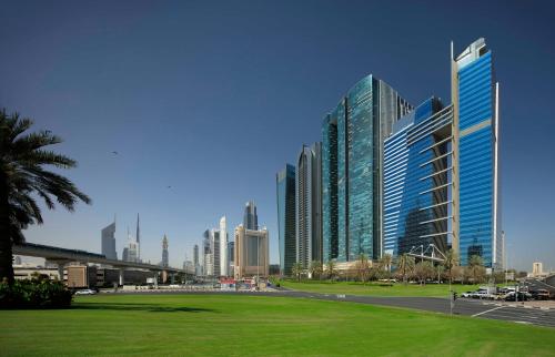 迪拜迪拜H酒店的城市中一群高大的建筑