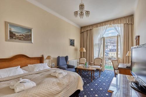卡罗维发利Hotel Romance的酒店客房,配有床和电视