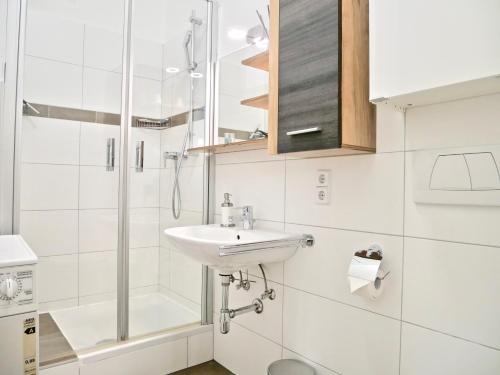 因斯布鲁克Suite Mutters的白色的浴室设有水槽和淋浴。