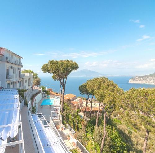 索伦托莱特拉兹酒店的从大楼的阳台上可欣赏到海景