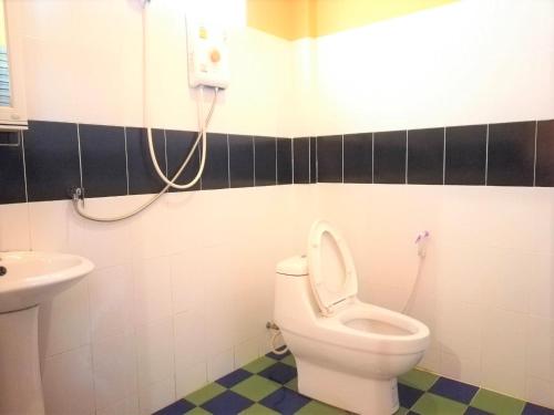 攀牙府Phurafa Resort的一间带卫生间和水槽的浴室