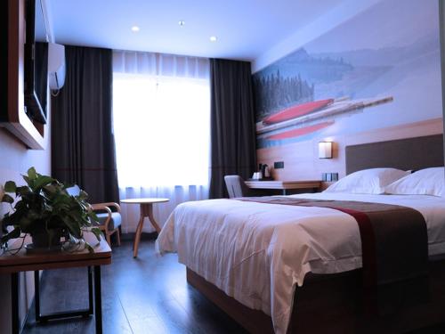 安庆尚客优酒店安徽安庆宜秀区七街文苑世家店的酒店客房设有一张床和一个大窗户