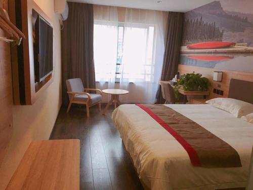 安庆尚客优酒店安徽安庆宜秀区七街文苑世家店的酒店客房配有一张床铺和一张桌子。