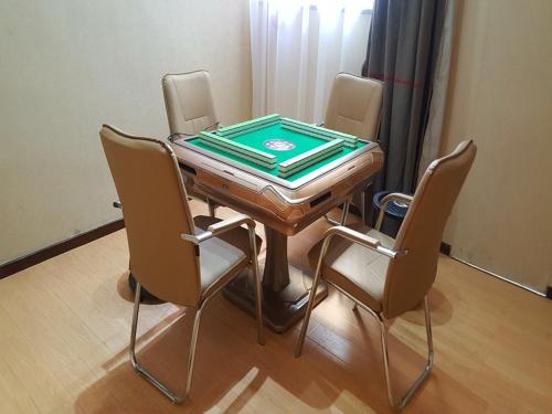咸阳尚客优酒店陕西咸阳火车站店的一张乒乓球桌,四周摆放着四把椅子