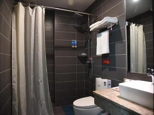 郑州尚客优酒店河南郑州未来路会展中心店的浴室配有卫生间、盥洗盆和淋浴。