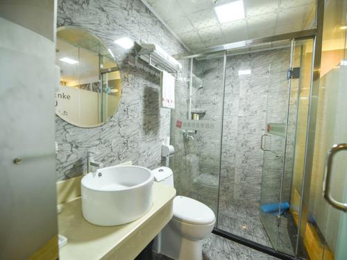 深圳尚客优酒店广东深圳机场后瑞地铁站店的一间带卫生间和玻璃淋浴间的浴室