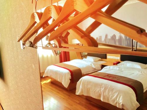 Kaika尚客优酒店西藏日喀则昂仁县县政府店的配有木天花板的客房内的两张床