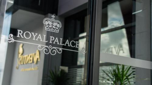 北尼科西亚Royal Palace Hotel的窗户上贴有皇宫标志