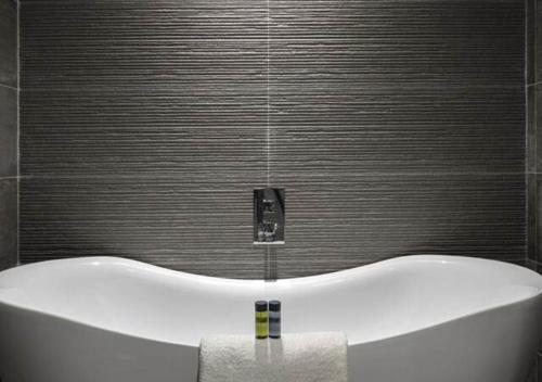 巴利科顿湾景酒店的带浴缸的浴室和黑色墙壁