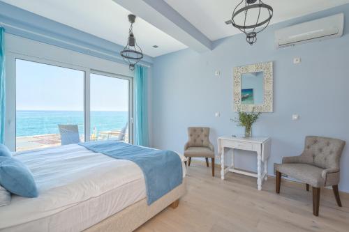 科林瓦里奥Celestine Suites的一间卧室配有一张床,享有海景