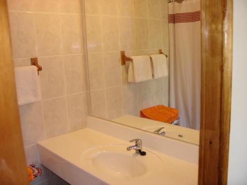 安加罗阿维多利亚酒店的一间带水槽、淋浴和镜子的浴室