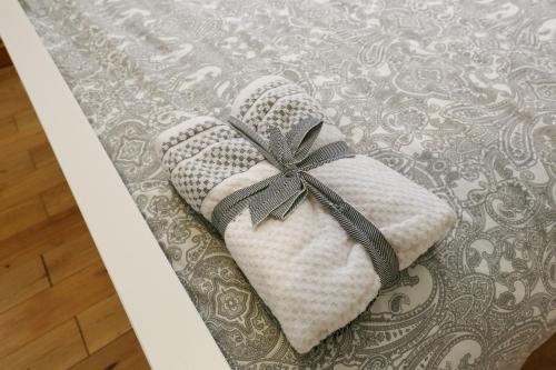 伦敦Luxurious Apartment "N22"的一张桌子上带弓的白色毛巾