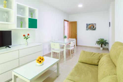 巴尔巴特Apartamentos Montedunas的客厅配有沙发和桌子