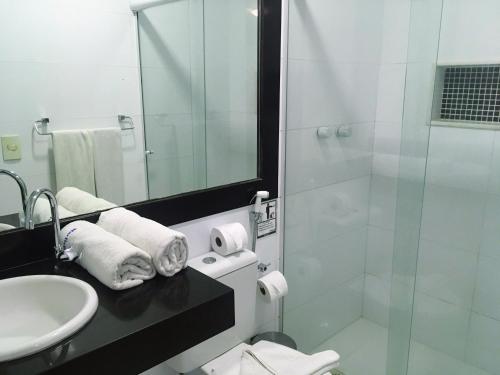 布希奥斯Pousada Marbella的带淋浴、卫生间和盥洗盆的浴室