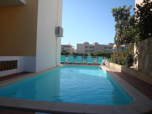 斯塔罗斯安妮科公寓式酒店的一座建筑物中央的游泳池