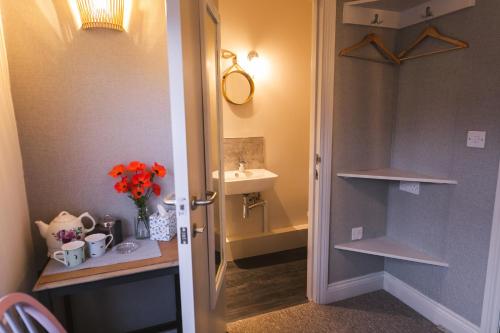 戈德尔明The Rose & Crown的一间带水槽、卫生间和镜子的浴室
