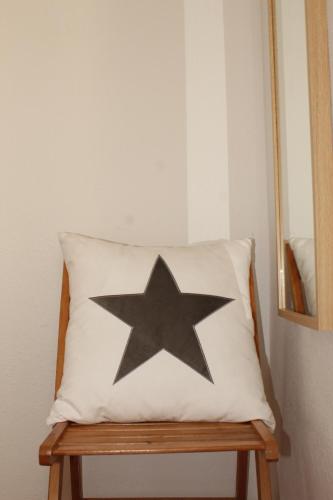 安波拉Apt ideal para familias cerca del mar的木凳上枕头上的黑色星星