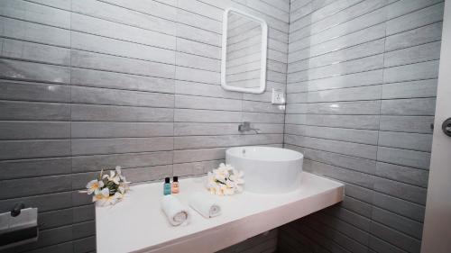 OmadhooHudhuvelimaldives的一间带水槽和镜子的浴室