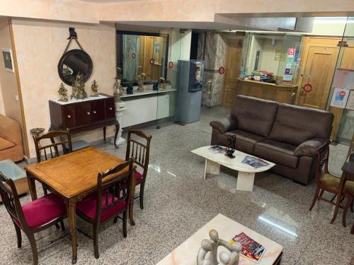 圣塞巴斯蒂安德洛斯雷耶斯若望二十三世旅馆的客厅配有沙发和桌子