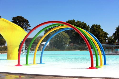 奥胡斯Åhus Resort的游泳池里一群色彩缤纷的拱门