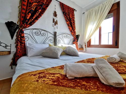 孔佩塔Apartamentos Alma y Montaña的卧室配有一张带白色床单和枕头的大床。