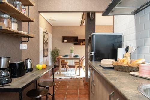 毕尔巴鄂The Dream House by homebilbao的厨房配有台面和冰箱