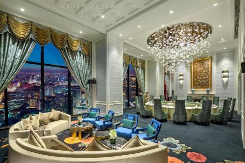 上海上海静安洲际酒店的酒店大堂设有桌椅和大窗户。