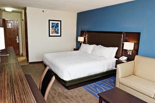 马亚圭斯假日酒店和热带赌场客房内的一张或多张床位