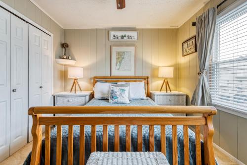 大洋城Sea Lofts的一间卧室配有一张木床和两盏灯。