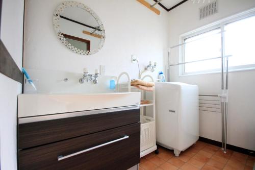 函馆kODATEL コダテル 函館シーサイド的一间带水槽和淋浴的浴室