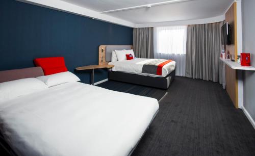 朴次茅斯Holiday Inn Express Portsmouth – North, an IHG Hotel的酒店客房设有两张床和电视。