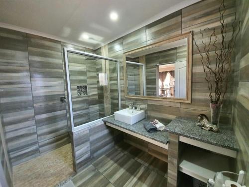 乌平通Tehillah Guesthouse的一间带水槽和镜子的浴室