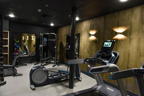 邓迪Hotel Indigo - Dundee, an IHG Hotel的健身房设有心肺功能训练器材和手机