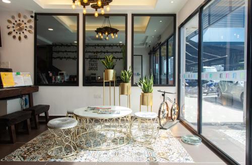 吉隆坡M Design Hotel @ Taman Pertama的窗户房间里一张桌子和两张凳子