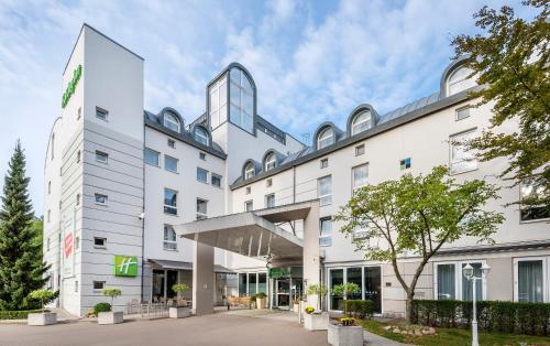 吕贝克Holiday Inn Lübeck, an IHG Hotel的酒店前方的 ⁇ 染