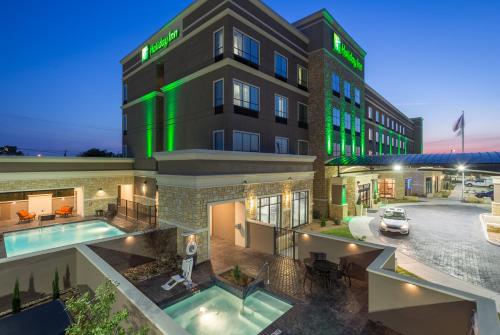 圣马科斯Holiday Inn San Marcos Convention Center, an IHG Hotel的 ⁇ 染带游泳池的酒店