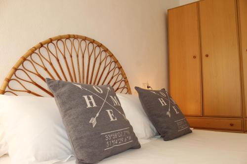安波拉Apt ideal para familias cerca del mar的一间卧室配有一张带两个枕头的床