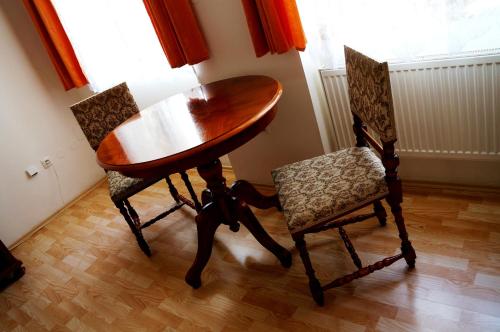 恰斯拉夫阿维亚蒂克旅馆的一张木桌和两张椅子