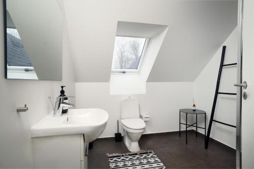 EngesvangHedegaarden的白色的浴室设有水槽和卫生间。