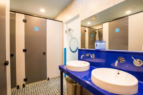 宜兰市山啄木青年旅馆的一间带两个盥洗盆和大镜子的浴室