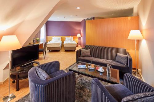 温特图尔Hotel Banana City Winterthur的客厅配有两张沙发和一台电视