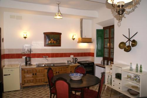 TalaraLa Cañota Suite King Rooms Adults Only的厨房配有桌子、水槽和台面