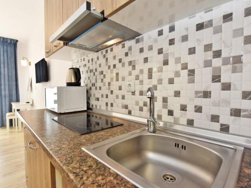 尼基季Azur Apartments - Nikiti Halkidiki的厨房配有水槽和微波炉