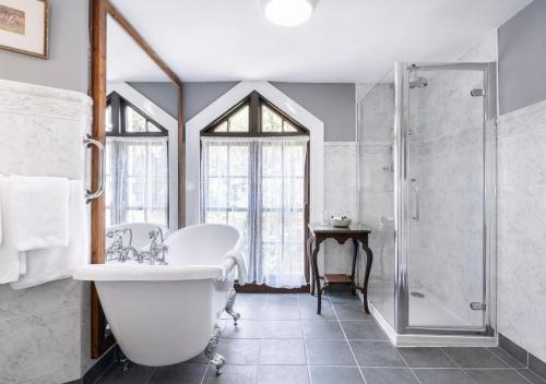 克利夫登阿贝伦城堡酒店的设有带浴缸和淋浴的浴室。