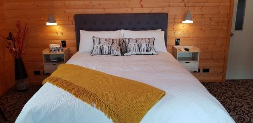弗朗兹约瑟夫Cosy Cabin in the Paddocks - Breakfast Included的卧室配有一张带两个枕头的大白色床