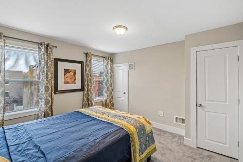 费城Luxury Rooms near Temple U, Drexel, UPenn, and the MET的一间卧室设有一张床和一个窗口